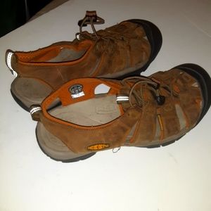 KEEN MEN SANDAL IN SIZE 11.5